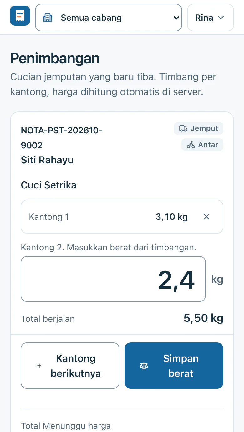 Penimbangan di HP: kantong 1 seberat 3,10 kg, kantong 2 sedang diisi 2,4 kg, total berjalan 5,50 kg.