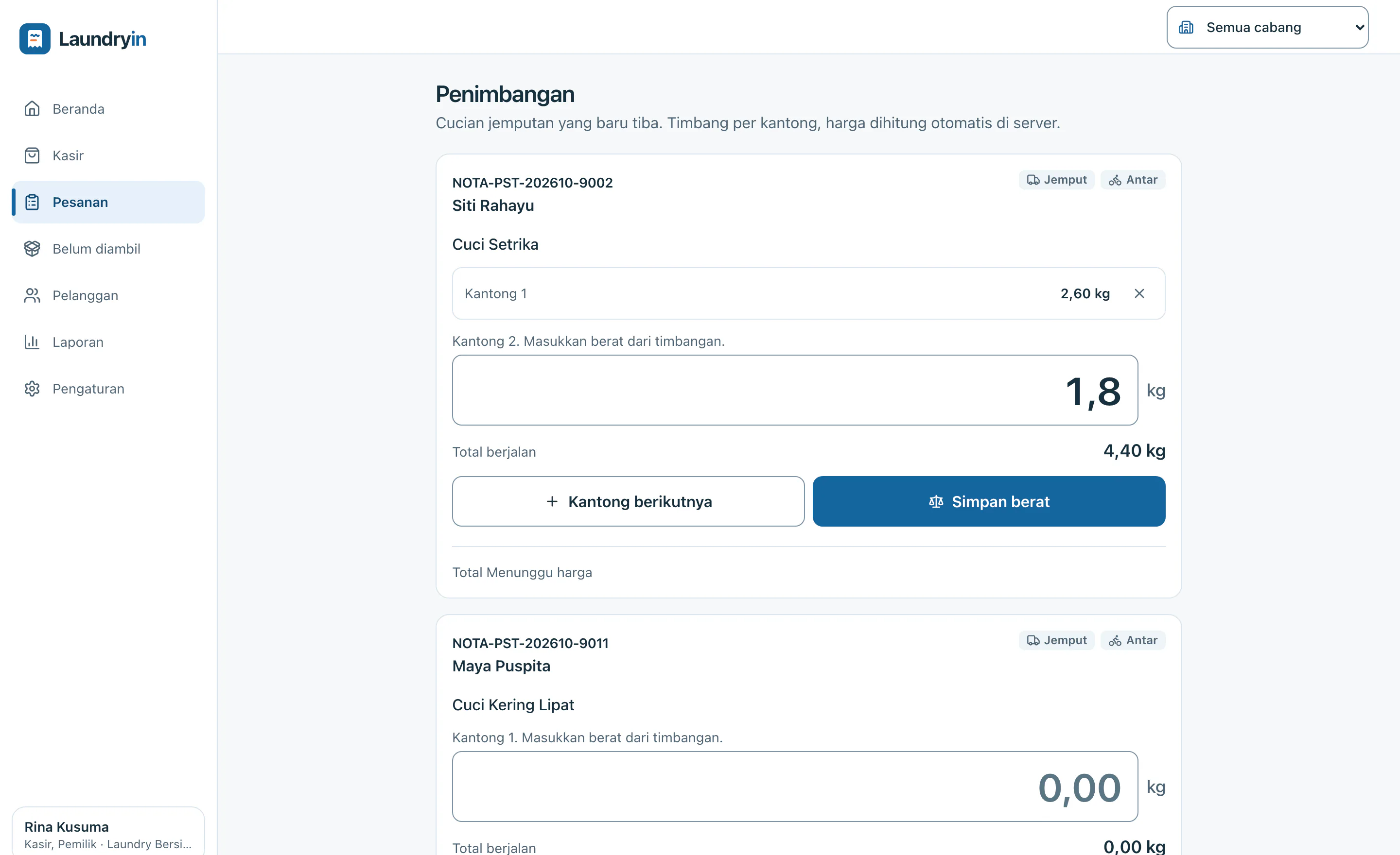 Layar Penimbangan: kantong 1 seberat 2,60 kg tercatat, kantong 2 sedang diisi, total berjalan 4,40 kg.